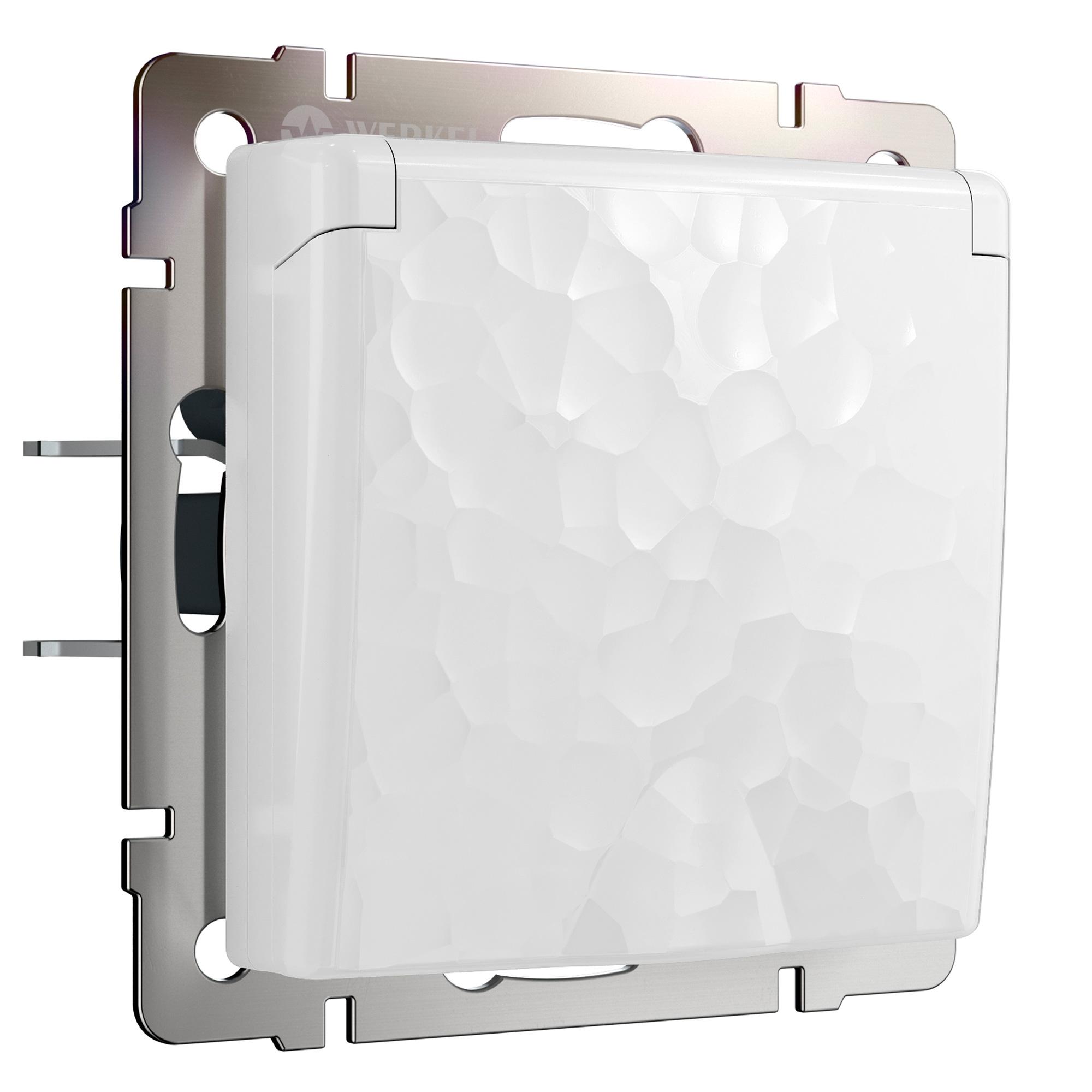 Розетка влагозащищенная с заземлением с защитной крышкой и шторками белый Werkel W1271201