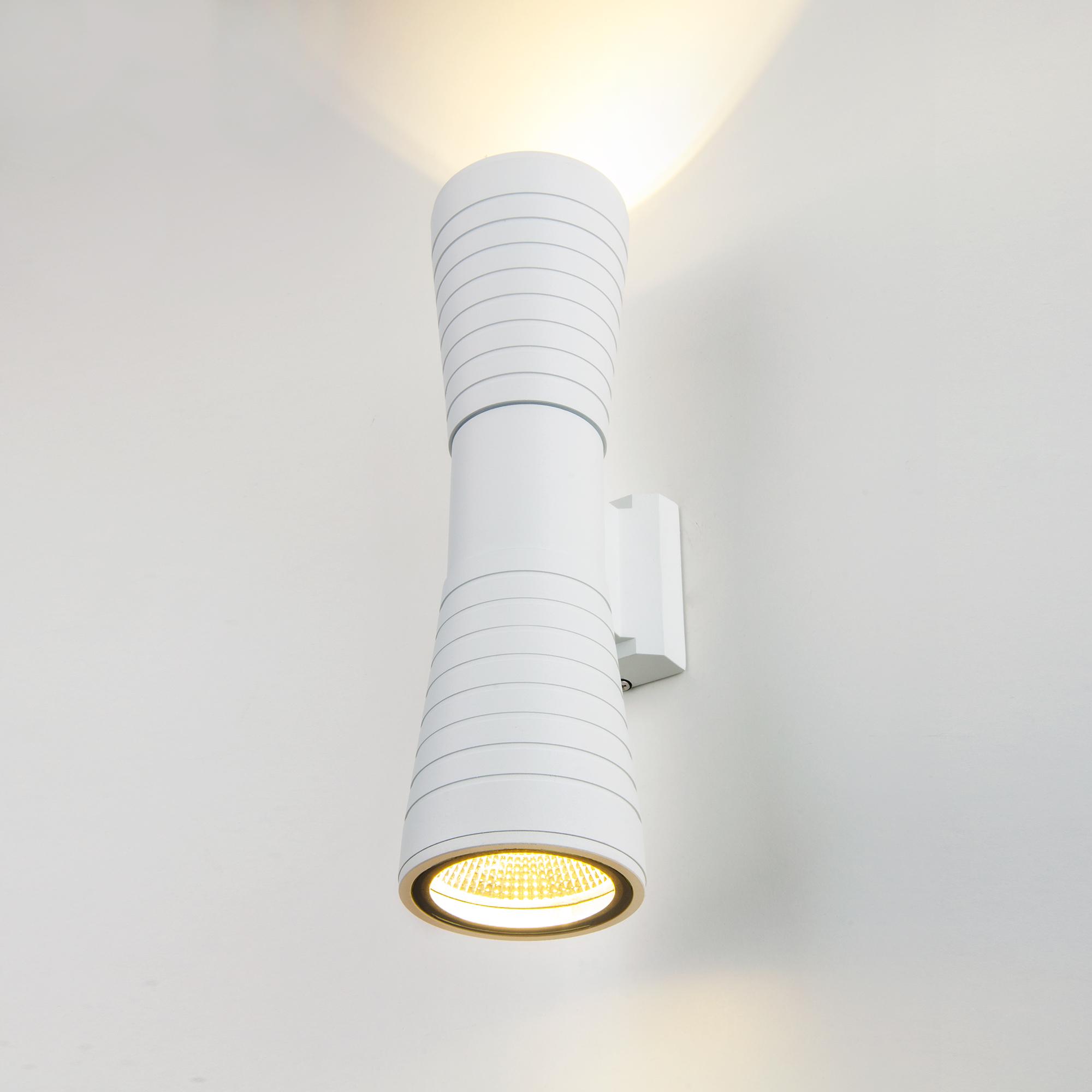 Уличный настенный светодиодный светильник Elektrostandard 1502 TECHNO LED Tube double белый